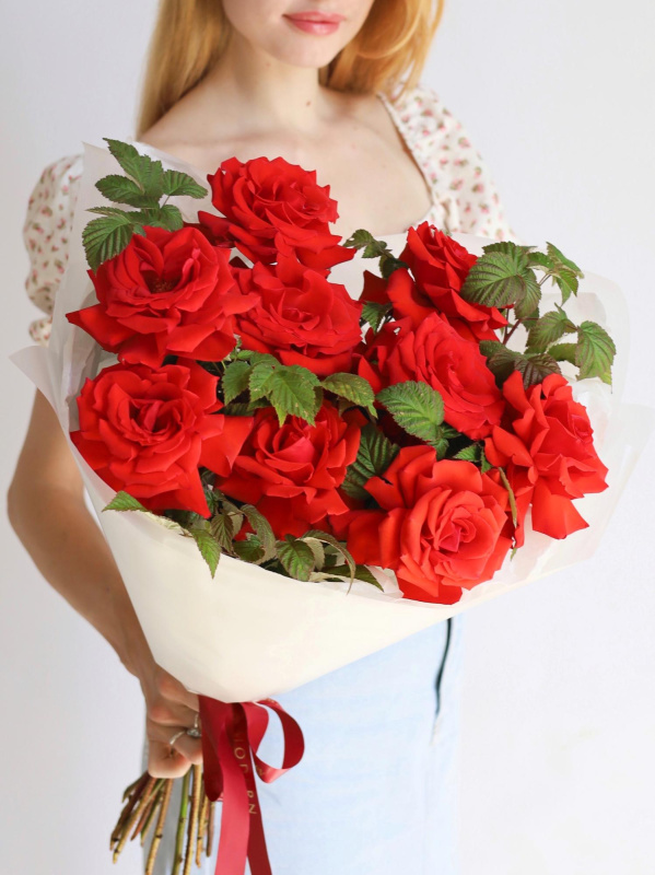 БУКЕТ С АЛОЙ ФРАНЦУЗСКОЙ РОЗА NINA И ВЕТОЧКАМИ МАЛИНЫ