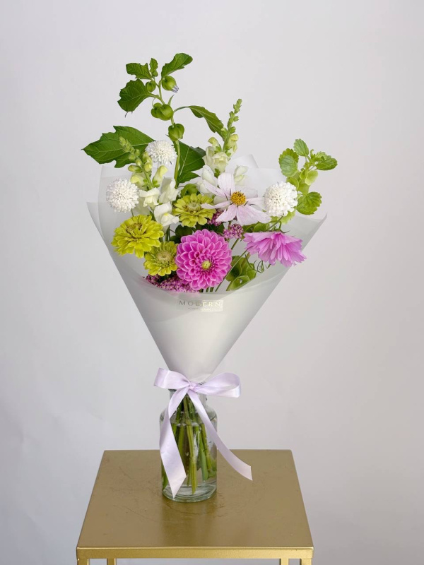 БУКЕТ С ГЕОРГИНОМ И ЦИННИЕЙ