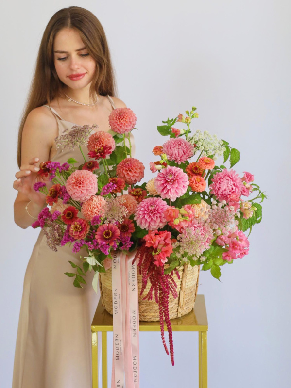 БОЛЬШАЯ КОРЗИНА С ГЕОРГИНАМИ, АМАРАНТОМ И ЦИННИЕЙ БОЛЬШАЯ КОРЗИНА С ГЕОРГИНАМИ, АМАРАНТОМ И ЦИННИЕЙ