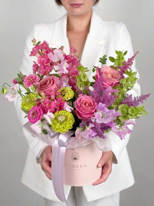 СОЧНАЯ КОМПОЗИЦИЯ В ШЛЯПНОЙ КОРОБКЕ С РОЗОЙ И ДУШИСТЫМ ГОРОШКОМ