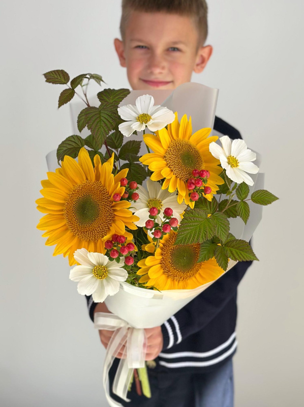 БУКЕТ С ПОДСОЛНУХАМИ И КОСМЕЕЙ