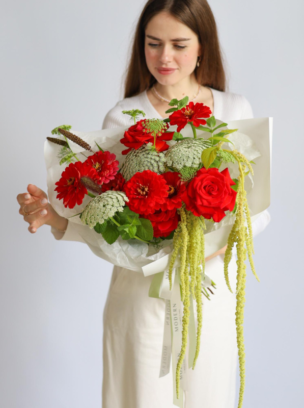 БУКЕТ С АЛОЙ ФРАНЦУЗСКОЙ РОЗОЙ И АМАРАНТОМ