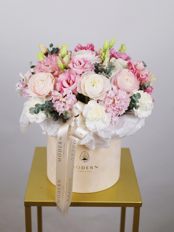 БУКЕТ С РАНУНКУЛЮСАМИ, ГИАЦИНТОМ И ЛИЗИАНТУСОМ В БАРХАТНОЙ КОРОБКЕ