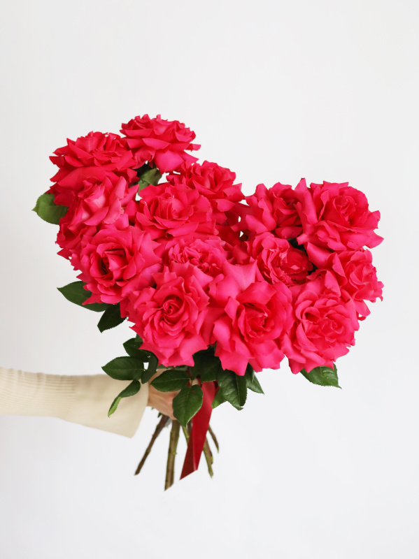 ЯРКИЙ БУКЕТ С ФРАНЦУЗСКОЙ РОЗОЙ 15 ШТ