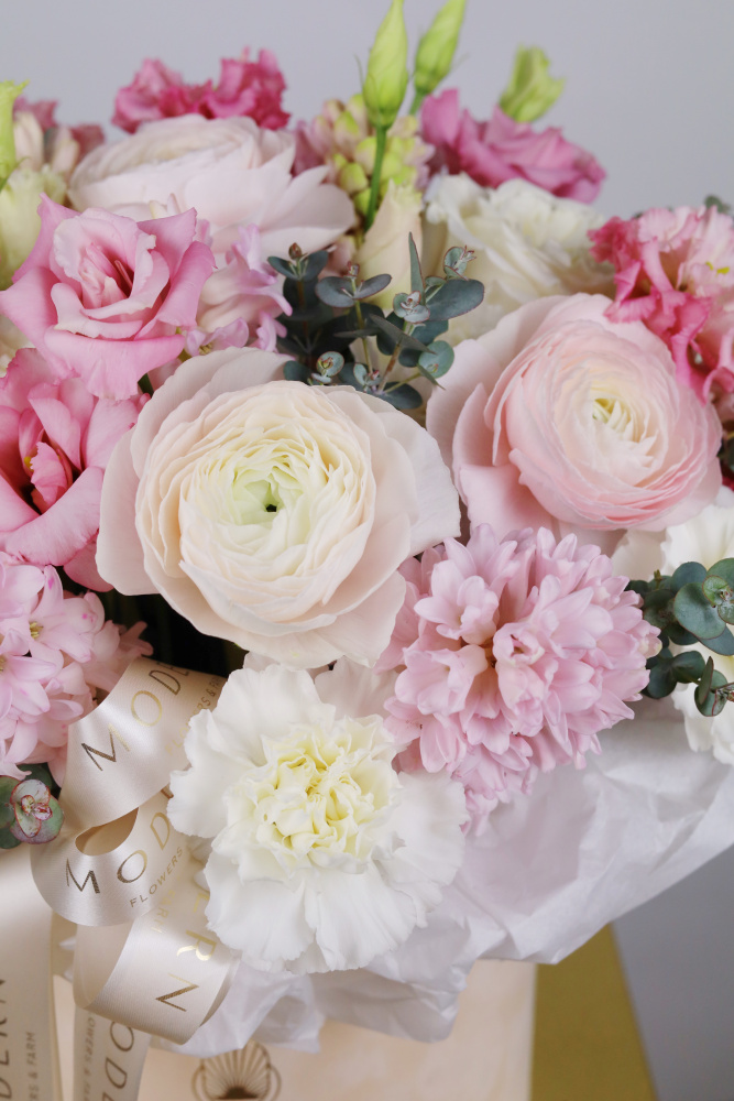 РАНУНКУЛЮС, ГИАЦИНТ, ЭУСТОМА В БАРХАТНОЙ КОРОБКЕ