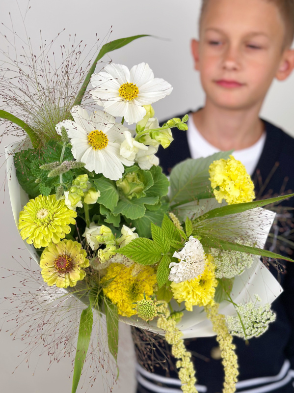 БУКЕТ ИЗ ФЕРМЕРСКИХ ЦВЕТОВ С КОСМЕЕЙ И АМАРАНТОМ