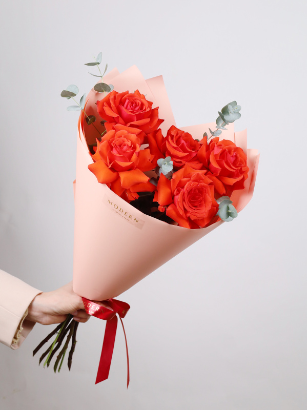 БУКЕТ ИЗ СТОЙКОЙ АЛОЙ ФРАНЦУЗСКОЙ РОЗЫ И ЭВКАЛИПТА