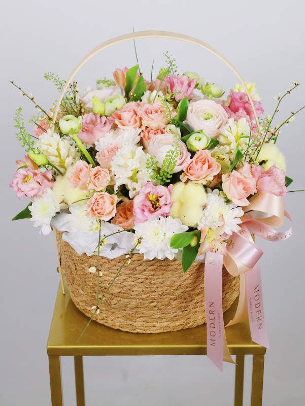 НЕЖНАЯ КОРЗИНА С РАНУНКУЛЮСАМИ, РОЗОЙ И ХЛОПКОМ