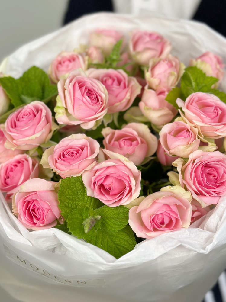 НЕЖНЫЙ БУКЕТ С КУСТОВОЙ РОЗОЙ И МЯТОЙ