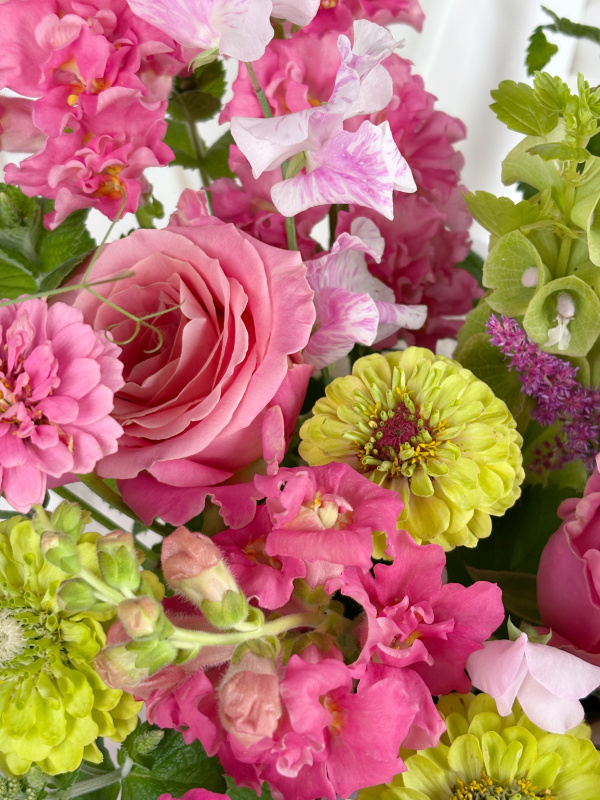 СОЧНАЯ КОМПОЗИЦИЯ В ШЛЯПНОЙ КОРОБКЕ С РОЗОЙ И ДУШИСТЫМ ГОРОШКОМ