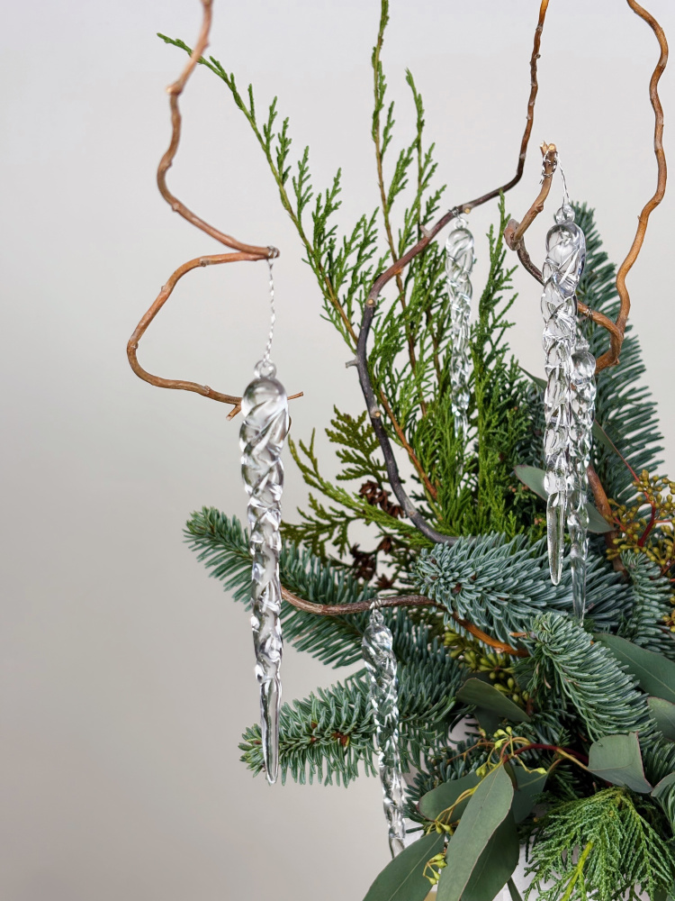 КОМПОЗИЦИЯ ИЗ ХВОИ И СОСУЛЕК