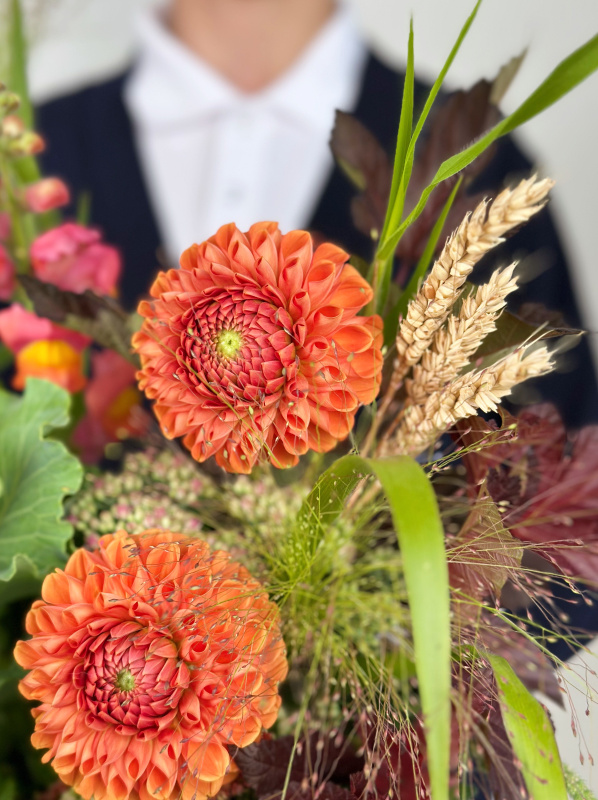 ОСЕННИЙ БУКЕТ В КОРОБКЕ С ГЕОРГИНАМИ