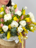 КОРЗИНА С МИМОЗОЙ, РАНУНКУЛЮСАМИ И ТЮЛЬПАНАМИ