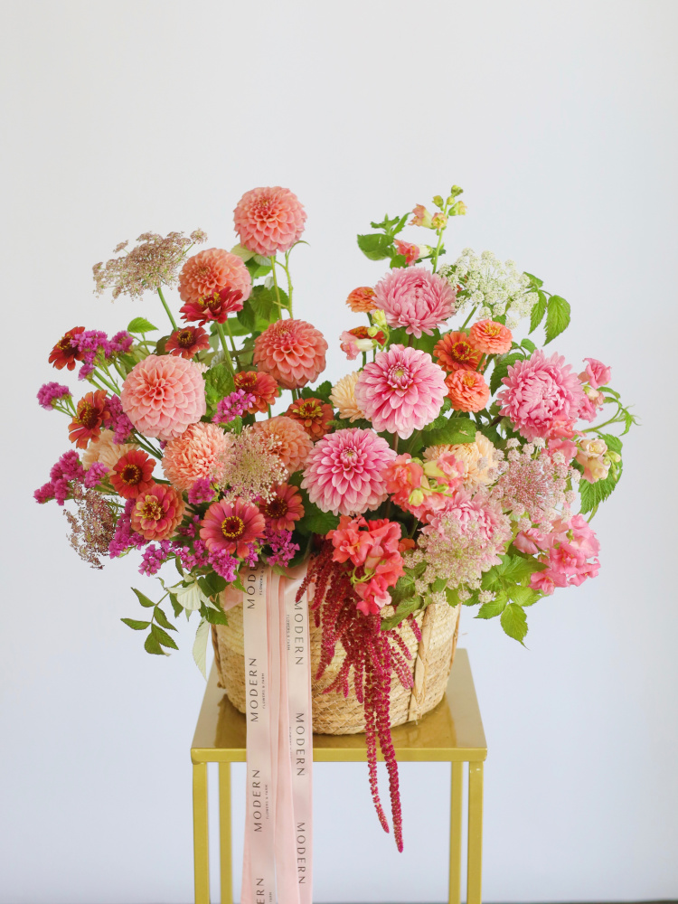 БОЛЬШАЯ КОРЗИНА С ГЕОРГИНАМИ, АМАРАНТОМ И ЦИННИЕЙ