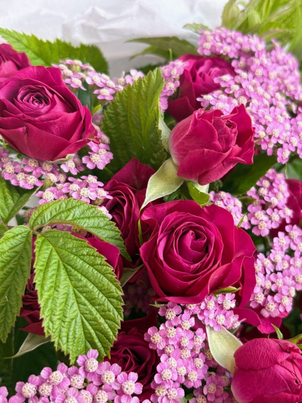 ЯРКИЙ БУКЕТ С КУСТОВОЙ РОЗОЙ ЯРКИЙ БУКЕТ С КУСТОВОЙ РОЗОЙ